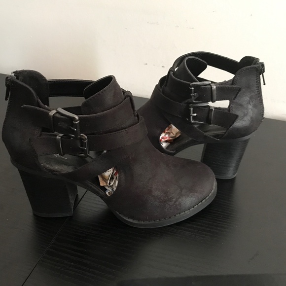 Shoes - Picture 4 of 4